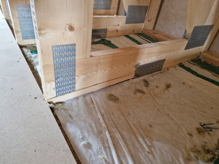 Trätakstol med felaktigt monterade metallbeslag och bärläkt, uppvisar dålig byggkvalitet i visningshus från Smålandsvillan.