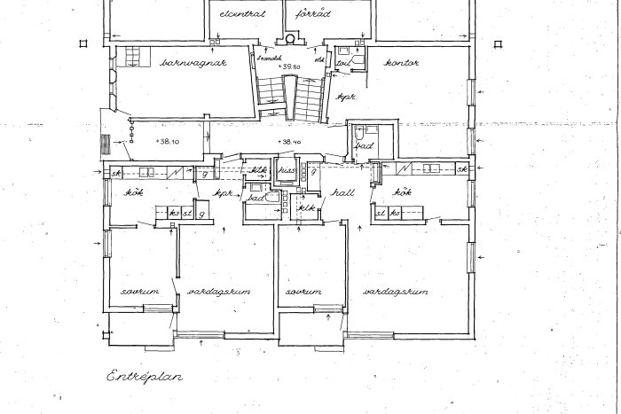 Ritning av entréplan i flerbostadshus byggt 1956, visar kontorslokal, förråd, elcentral och barnvagnsrum.