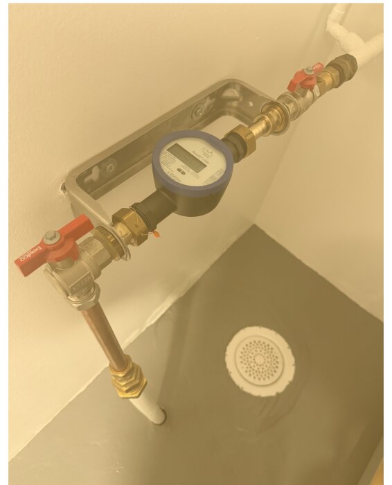 Inkommande vattenledning med rör och avstängningsventil i källare, del av fråga om avstängning av vatten utan kommunens hjälp.