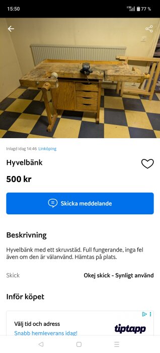 Hyvelbänk med skruvstäd i ett hörnrum, förenad med trä och metall, visas på ett schackrutigt golv av svart och gult.