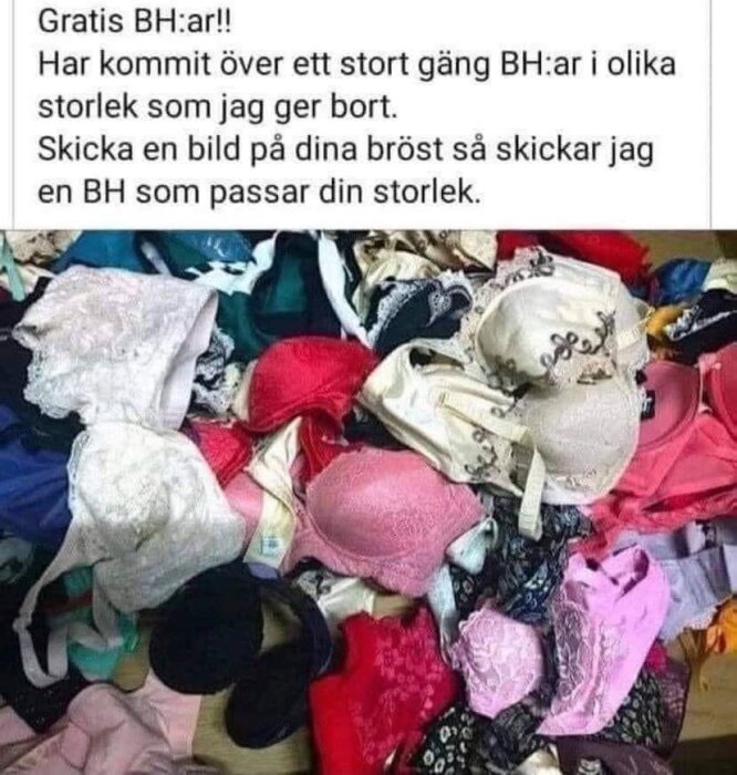 Olika BH:ar i flera färger ligger i en hög på golvet.