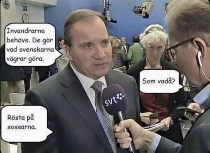 En man i kostym intervjuas av ett tv-team, pratbubblor innehåller text om invandrare och rösta på sossarna.