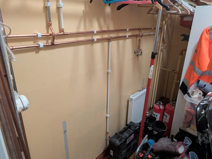 Pressade kopparrör i pannrum, används för matning till tvättstuga och badrum. Blandade råa, kromade och vita kopparrör syns.