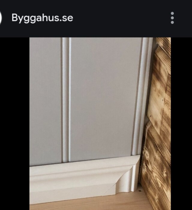 Allmogelist möter träpanel och golv vid ett hörn, där listen är sågad för att passa mot smygen.