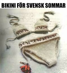 Stickad bikini med text "Bikini för svensk sommar" ovanför.