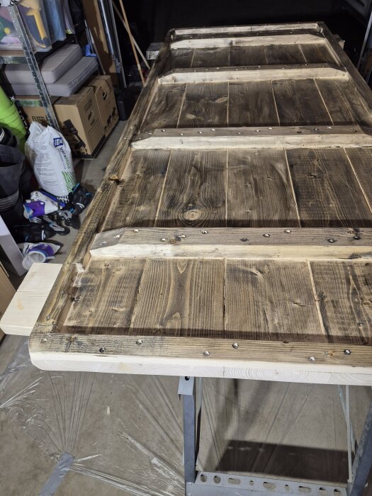 Undersidan av ett köksbord i trä under behandling med mörk olja, visar en mörkare nyans än förväntat.