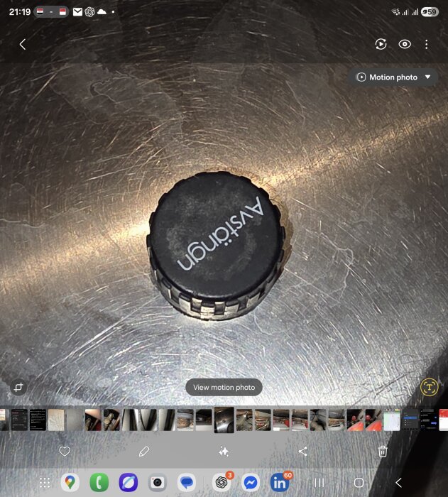 Svart skruvlock märkt "AVSTÄNGN" på en metallisk yta, relaterat till diskussion om rörinstallation.