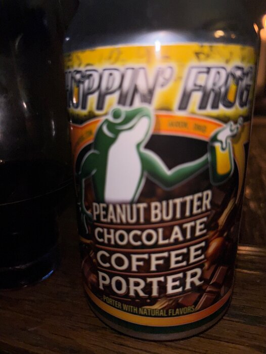 En burk Hoppin' Frog Peanut Butter Chocolate Coffee Porter, en smakrik och doftande öl med jordnöt, kaffe och choklad.
