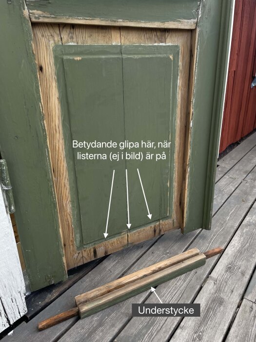 Balkongdörr från 1800-talshus med betydande glipa mellan spegel och nedre list. Understycke avlägsnat, ligger på träveranda.