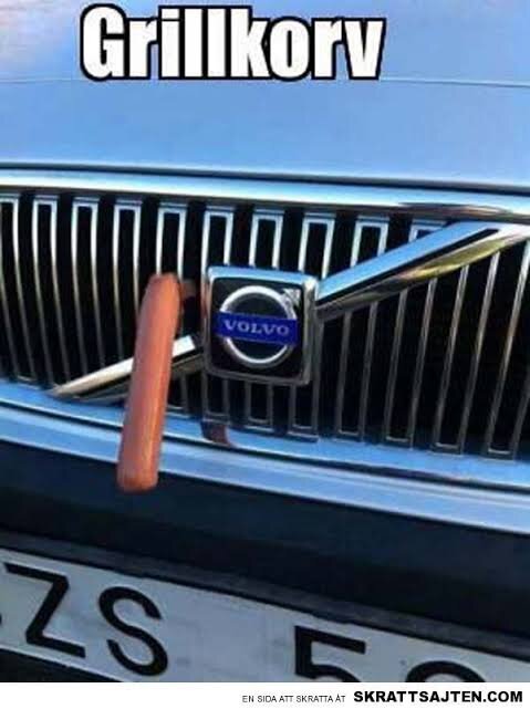Grill på en Volvo-bil med en korv fastkilad, texten "Grillkorv" ovanför.