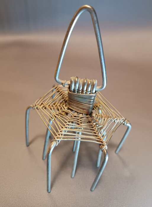 Brödnagg av järntråd, ett exempel på luffarslöjd med detaljerad handarbete och piffig design.