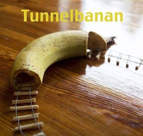 Banan med järnvägsspår genom, ordet 'Tunnelbanan' ovanför, humoristiskt utformat modellbanebygge.