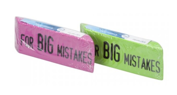 Två stora suddgummin i rosa och grönt med texten "FOR BIG MISTAKES".