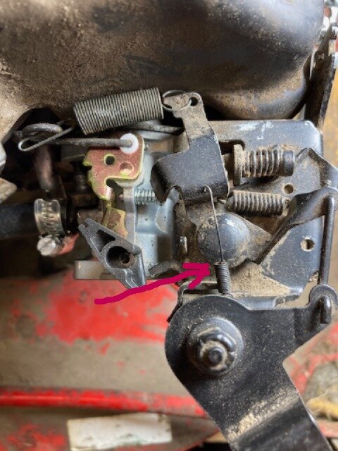 Bild på en mekanism med flera fjädrar och en rosa pil som pekar på en liten fjäder.