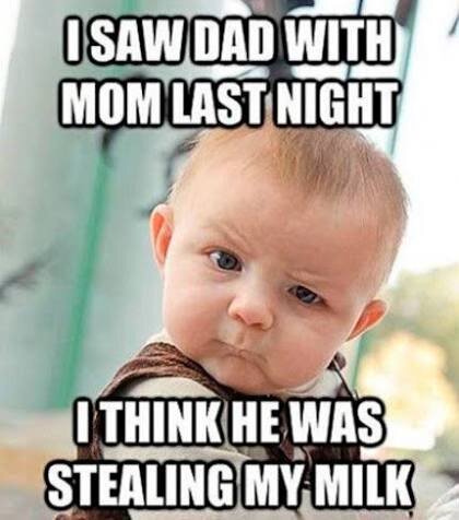 En skeptisk bebis med texten: "I saw dad with mom last night. I think he was stealing my milk.