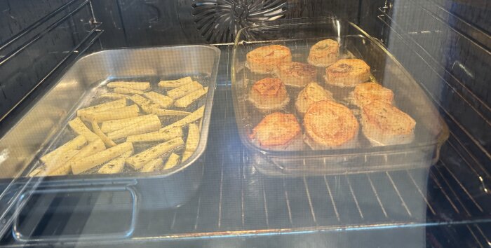 Potatisfondanter och palsternacksstrips i ugnen, gyllenbruna och krispiga.