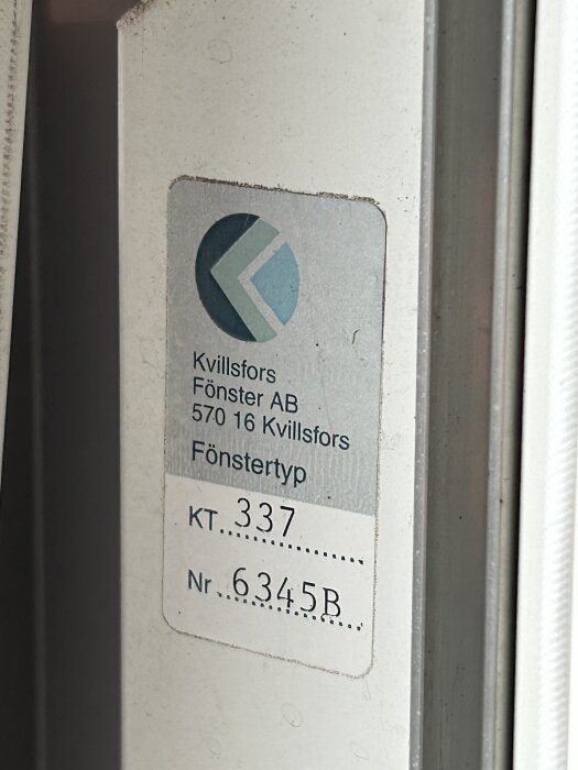 Etikett på ett fönster från Kvillsfors Fönster AB med serienummer och annan specifik information.