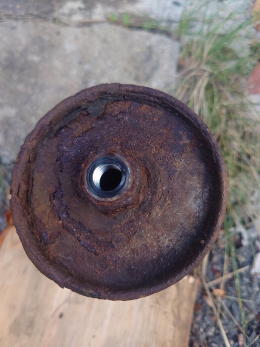 Rostigt bensinfilter med hål, ovanifrån.