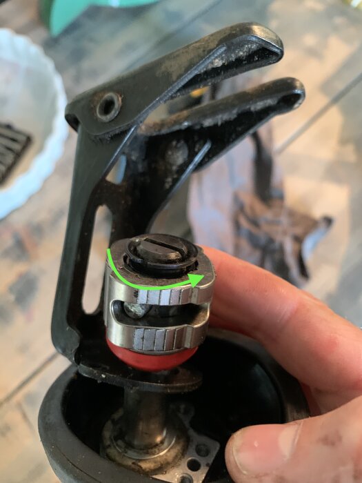 Närbild på låshylsan på en Bosch GSA-18V-LI tigerståg som har fastnat och visas med en grön pil för rörelse.