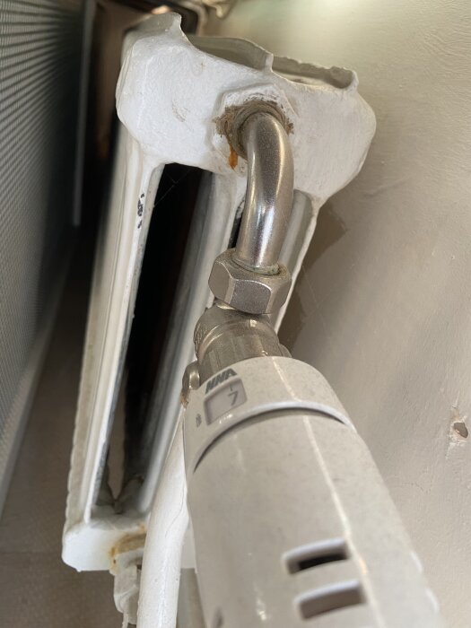 Radiator med ett 18 mm röranslutning och en termostat med inställningen 7.