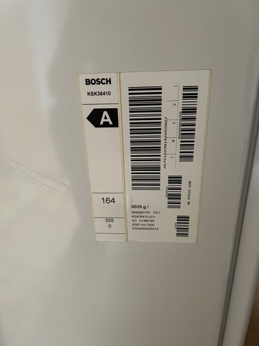 Etikett på en Bosch kyl eller frys med modellen KSK38410 och streckkoder.
