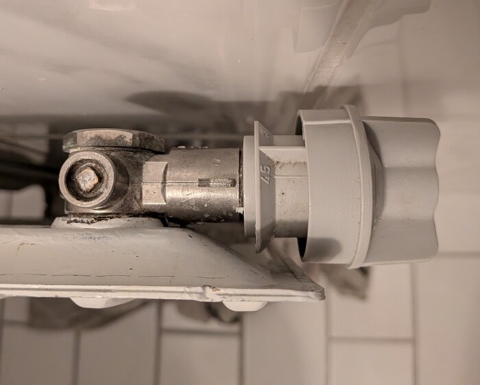 Avluftningsventil på radiator med deformerad kvadratisk skruvdel, vilket orsakar vattenläckage. Ventilen behöver bytas ut.