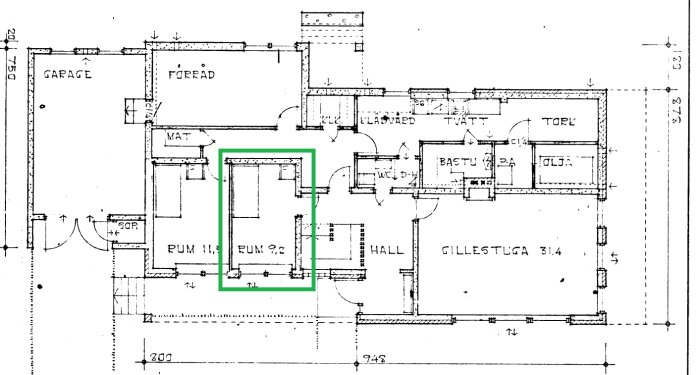 Ritning av husets planlösning med markerat rum för renovering, inklusive garage, förråd och andra utrymmen.