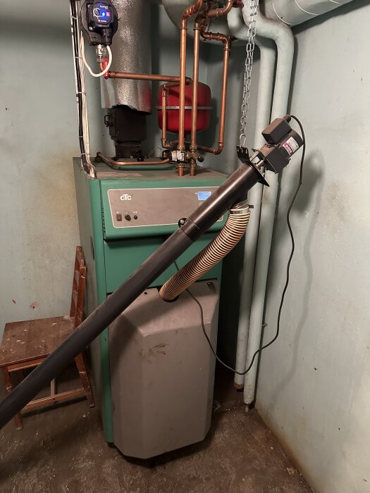 CTC Ecoflex pelletspanna med tillhörande rör och kopplingar installerad i ett pannrum.