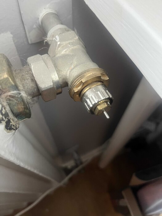 Radiatorventil med koppling, potentiellt en Danfoss RAN variant, ej anslutbar till RA termostat, sedd ovanifrån.