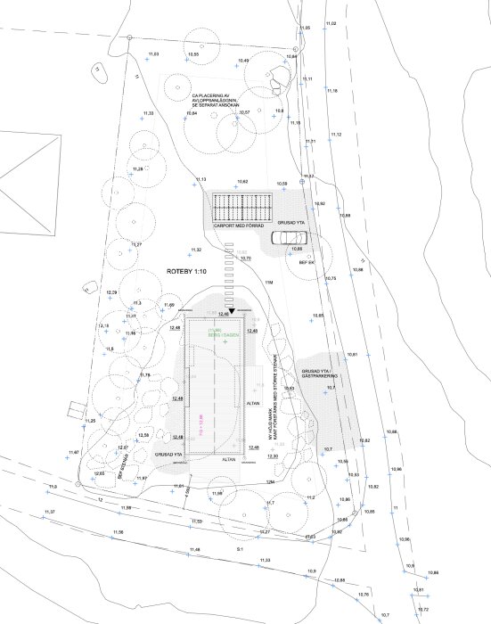 Arkitektplan för fritidshus i Strängnäs med omgivande landskap, carport och grusade ytor markerade.
