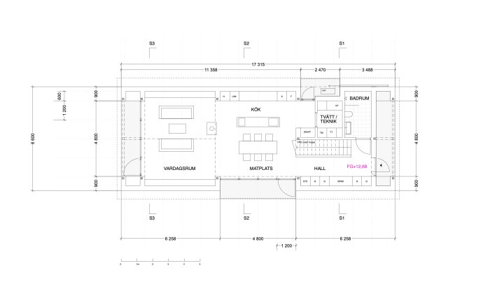 Planritning över ett fritidshus med vardagsrum, kök, matplats, hall, tvättstuga och badrum. Måttsatt med rumsmärkningar.
