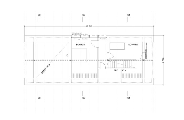 Planritning för övervåning i fritidshus med två sovrum, trappa, förråd och klädkammare.
