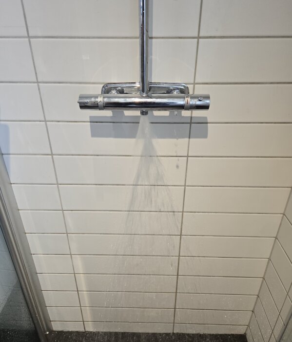 Duschblandaren HansGrohe Raindance 240 med dåligt vattenflöde visas utan duschslang, vattenstrålarna "spretar".