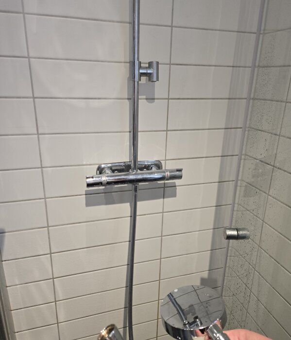 Dusch med HansGrohe Raindance 240 blandare där vattnet "spretar" utan duschslang, i ett inlägg om tryckproblem och möjlig inre skada.