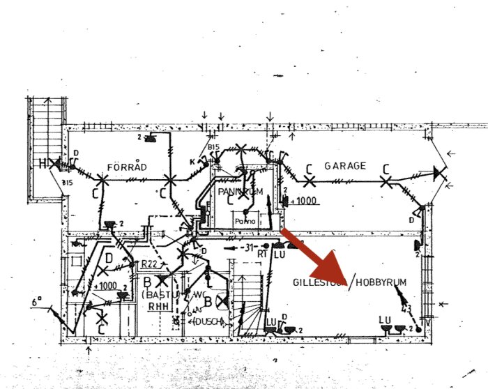 Gammal ritning av husets planlösning med markerad vägg mellan gillestuga och hobbyrum.