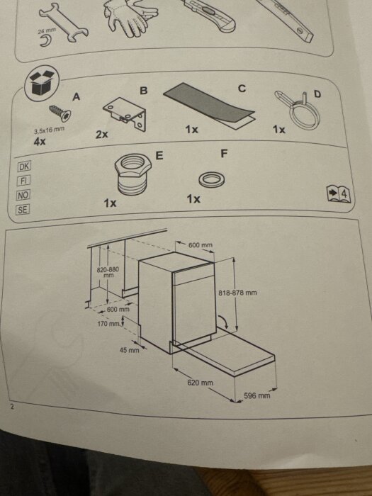 Ritning visar en maskin med justerbar höjd mellan 818-878 mm och olika monteringsdelar som skruvar, fästen och packningar.