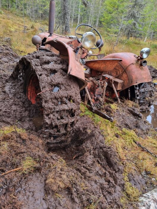 Traktor fast i lerig skog under älgjakt.