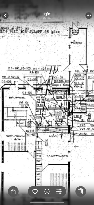 Svartvit byggnadsritning från 1975 visar planyta för fastighet med märkningar och noteringar för rörsystem och brunnar.