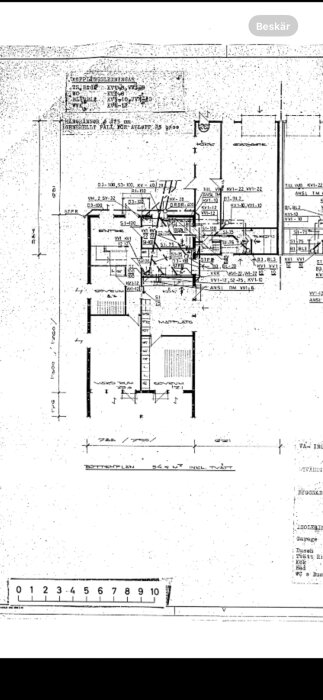 Gammal ritning över fastighet, visar layout och mått samt detaljer om brunnar för rördragningar.