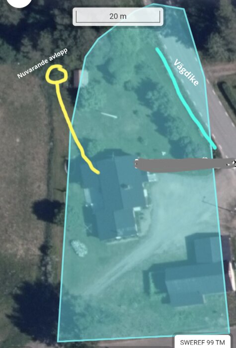 Flygbild av en tomt med markerade områden för nuvarande avlopp och vägdike. Möjliga placeringar för nytt avlopp diskuteras.