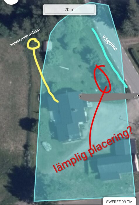 Satelitbild över fastighet med markerat nuvarande avlopp, vägdike och föreslagen placering för nytt avlopp. Textmarkerade avstånd.