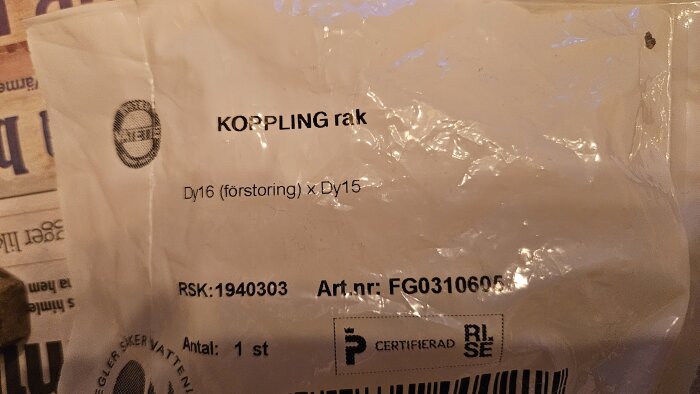 Förpackning med texten "Koppling rak D/16 (förstoring) x D/15" och artikelnr. FG0310605, utan klämring på 16mm sidan.