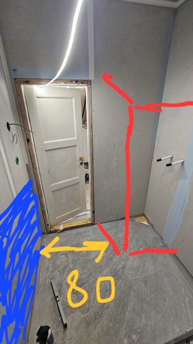 Ritning av badrumsvägg med markeringar; blå zon visar halvkaklad del och röd linje visar våtzon 1; avstånd till duschvägg är 80 cm.