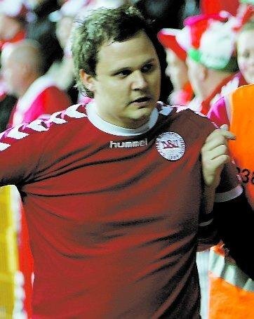 En person i en röd dansk landslagströja på en idrottsevenemang.