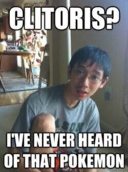 En person sitter på golvet med glasögon och en grå t-shirt. Texten på bilden lyder: "CLITORIS? I'VE NEVER HEARD OF THAT POKEMON.