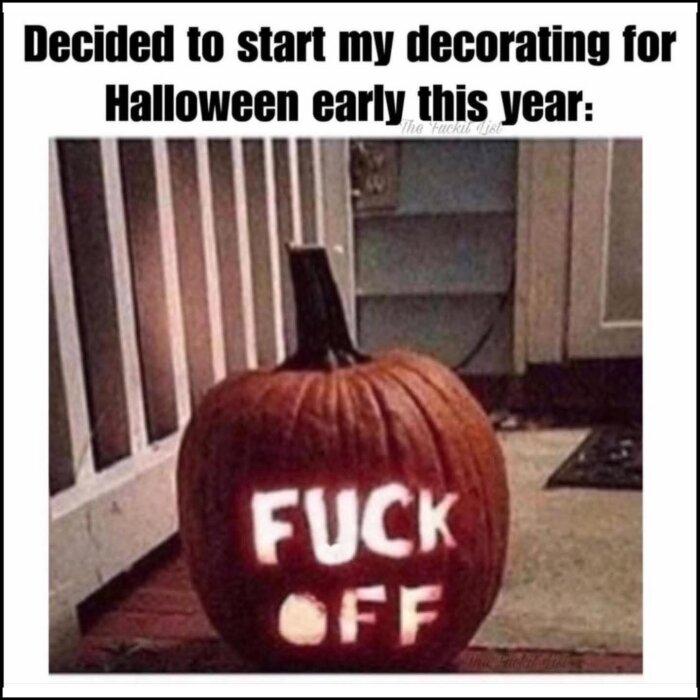 Halloweenpumpa med texten "FUCK OFF" utskuren på en veranda.