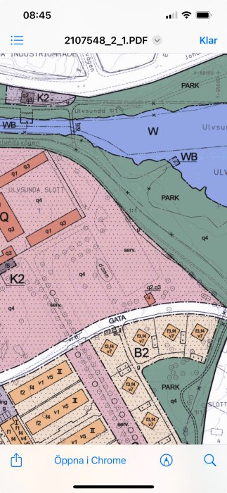 Kartbild över detaljplan från 2006 med områden markerade som park och damm. Ny parkeringsplats med laddstolpar är placerad till höger om dammen.
