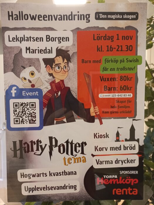 Affisch för en halloweenvandring med Harry Potter-tema på lekplatsen Borgen i Mariedal, med information om datum, tid och biljettpriser.