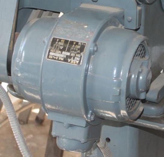 Gammal ASEA elektrisk motor, modell MKE-8, 1hk, 1400 rpm, blå, med märkplåt, monterad på maskin.