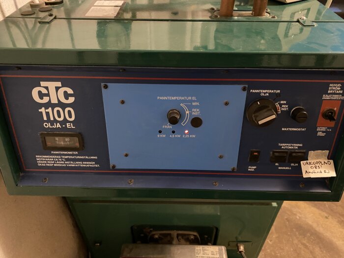 CTC 1100 kombipanna med inställningspanel för pannans temperatur, märkt för både olja och eldrift, användningsområde husuppvärmning.